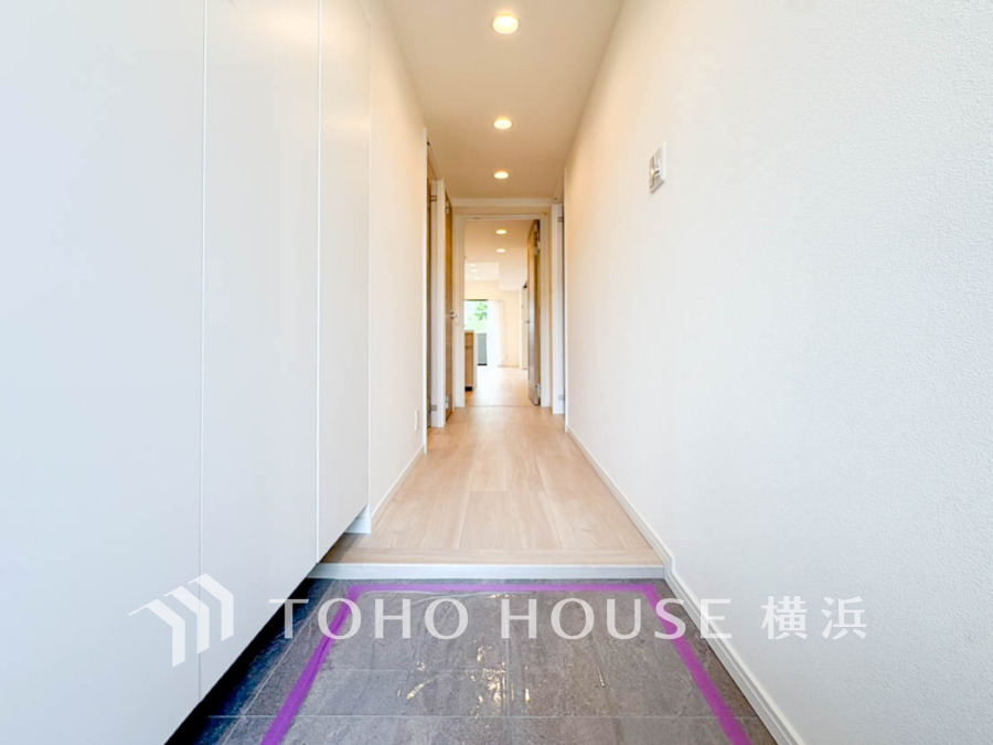 上質感漂う玄関と廊下。居住者の帰り、訪れる方を優しく迎える・安らぎに満ちた生活空間を予感させる。健やかな暮らしを楽しめることでしょう。