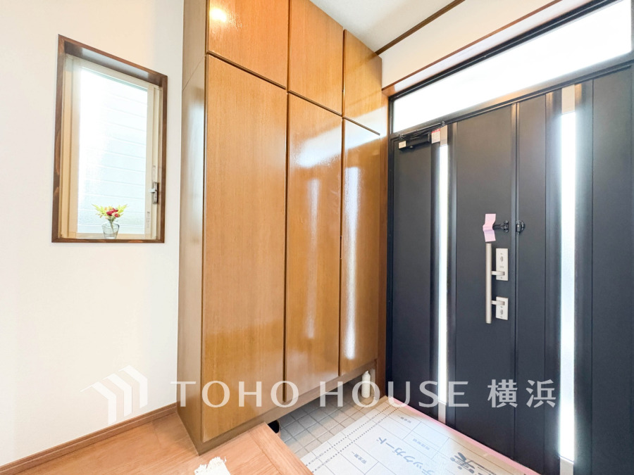 居住者の帰り、訪れる方を優しく迎え、やすらぎに満ちた生活空間を予感させる。健やかな暮らしを楽しめそう。
