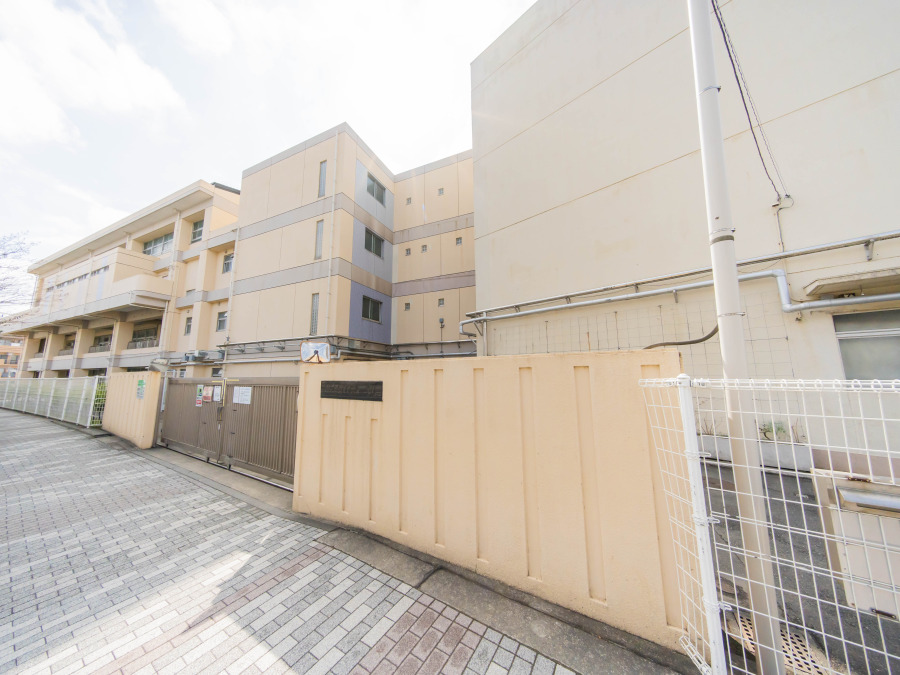 横浜市立神大寺小学校　約900ｍ
