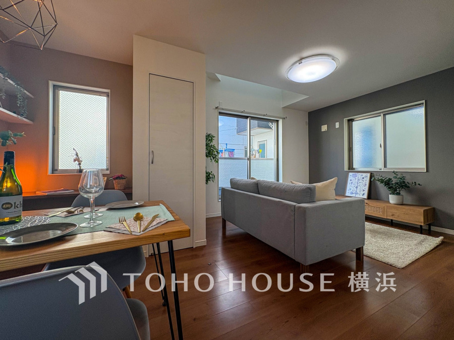 落ち着いた色調のリビングは、自然光が差し込み明るく開放的な空間。ダイニングとの一体感も魅力です。