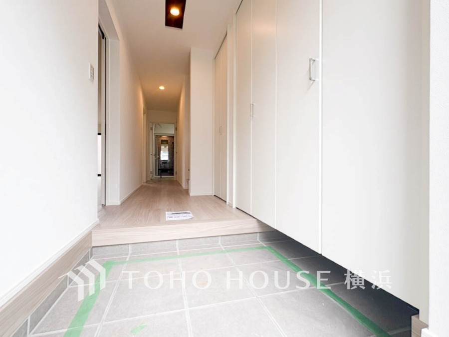 清潔感溢れる玄関がお出迎えする本邸宅の物語は、ここから始まる日常を期待させます。この場所には「希望」と「優越」で包み込んでくれる「特別」な空間があります。