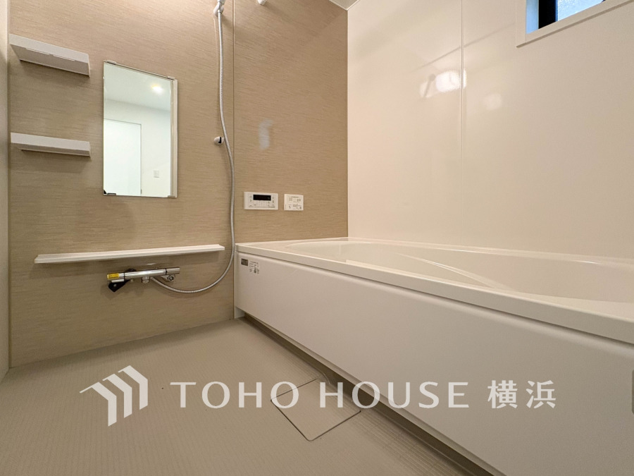 上質が感じられる質感とカラーリングで、清潔な空間美を実現。一日の疲れが癒される優雅なバスタイムを堪能できるゆとりあるバスルームです。