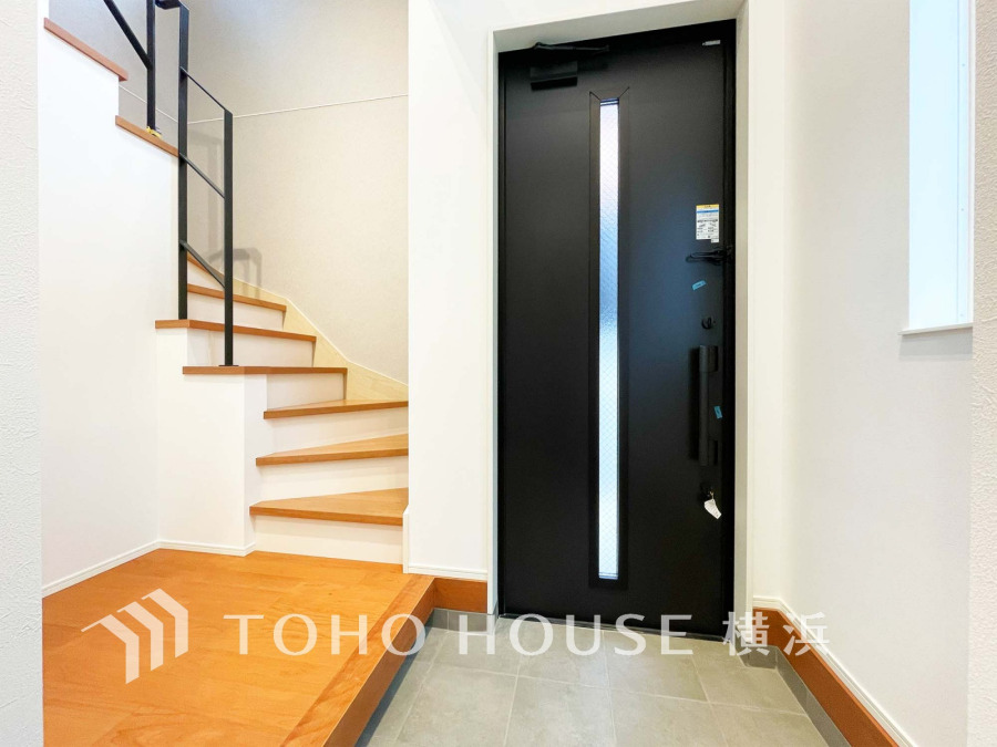 ご家族の帰り、訪れる方を優しく迎え、やすらぎに満ちた生活空間を予感させる。健やかな暮らしを楽しめそう。