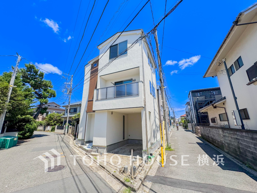 穏やかな住宅街、開放感のある角地に建つ、陽当たり良好なお住まいです。