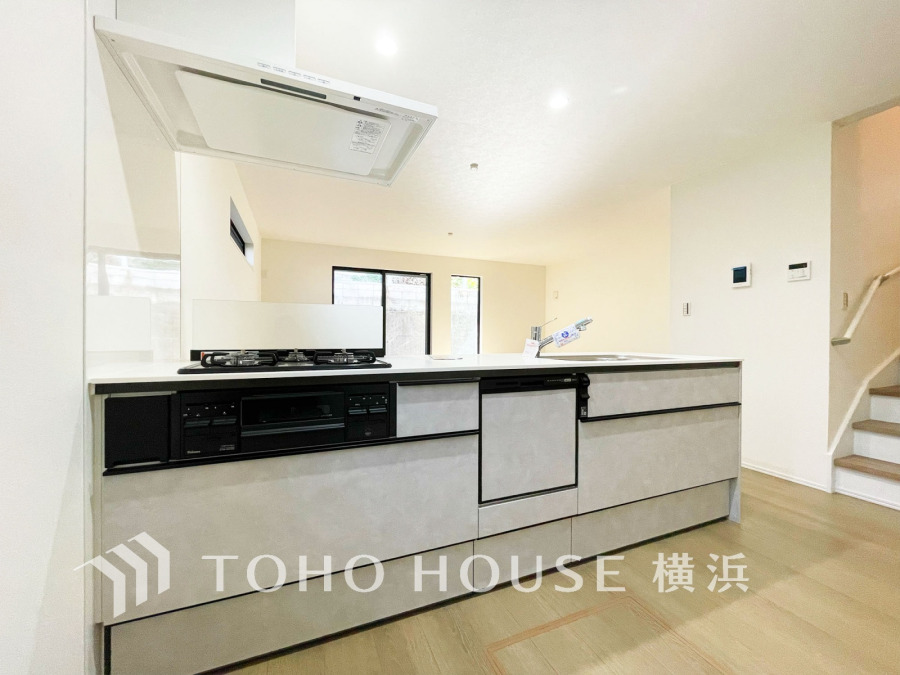 広く取られた対面キッチンは、リビングで寛ぐご家族と会話をしながらお料理が出来ます。ホワイトを基調とした明るいカラーの清潔感のあるデザインです。