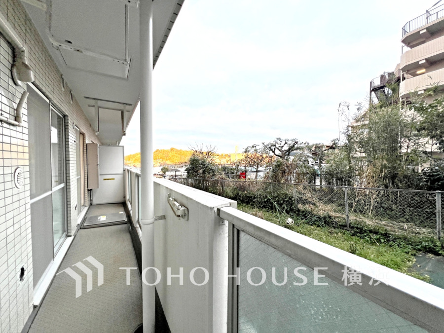 南向きで開放感のあるバルコニーです。日当りがよく、日照時間も長い為洗濯物も短時間で乾きそう。
