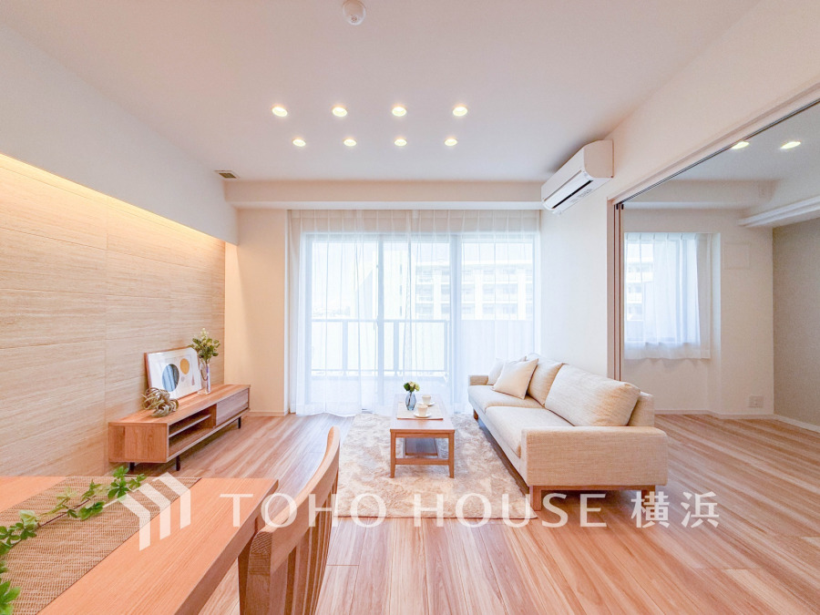 明るく開放的な空間が広がるLDK。室内には豊かな陽光が注ぎ込み、爽やかな住空間を演出。
