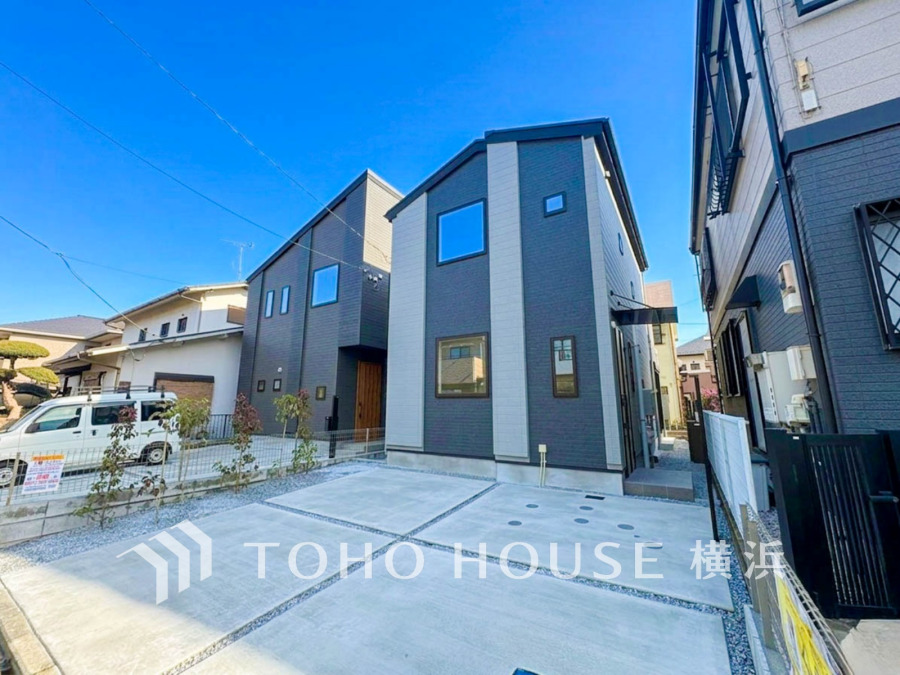 スタイリッシュな外観と広々とした駐車スペースが魅力の新築一戸建てです。