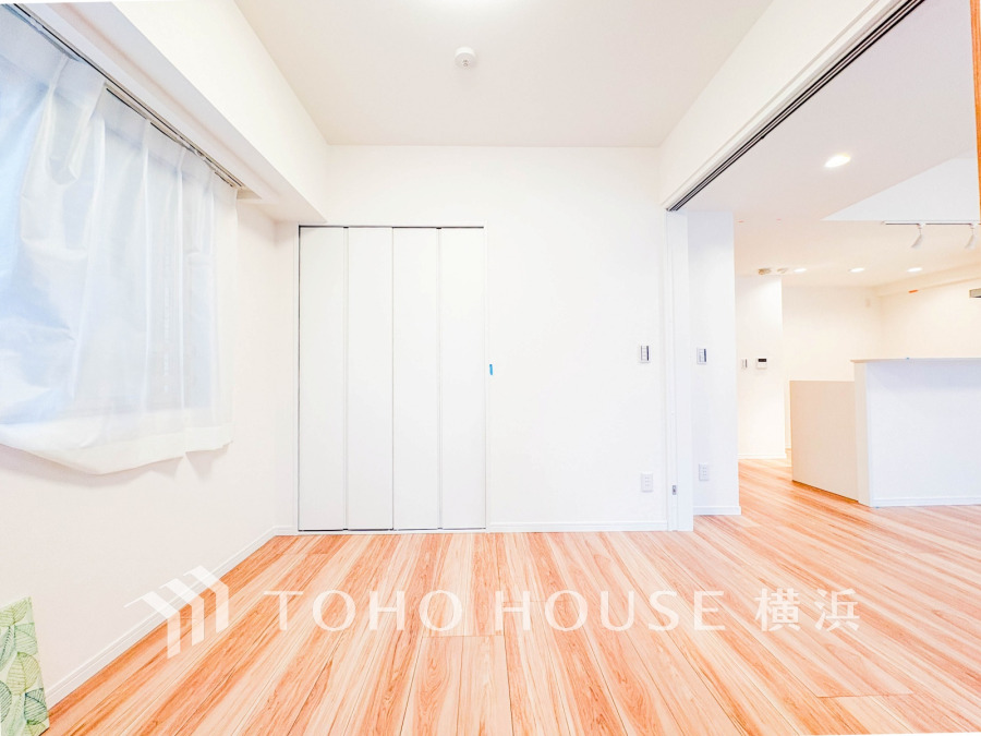 穏やかな寛ぎを届ける上質仕様のゆとりあるお部屋。自分時間を充実させながら心豊かにできるプライベート空間。リビングと一体利用をして開放的に過ごすこともできます。