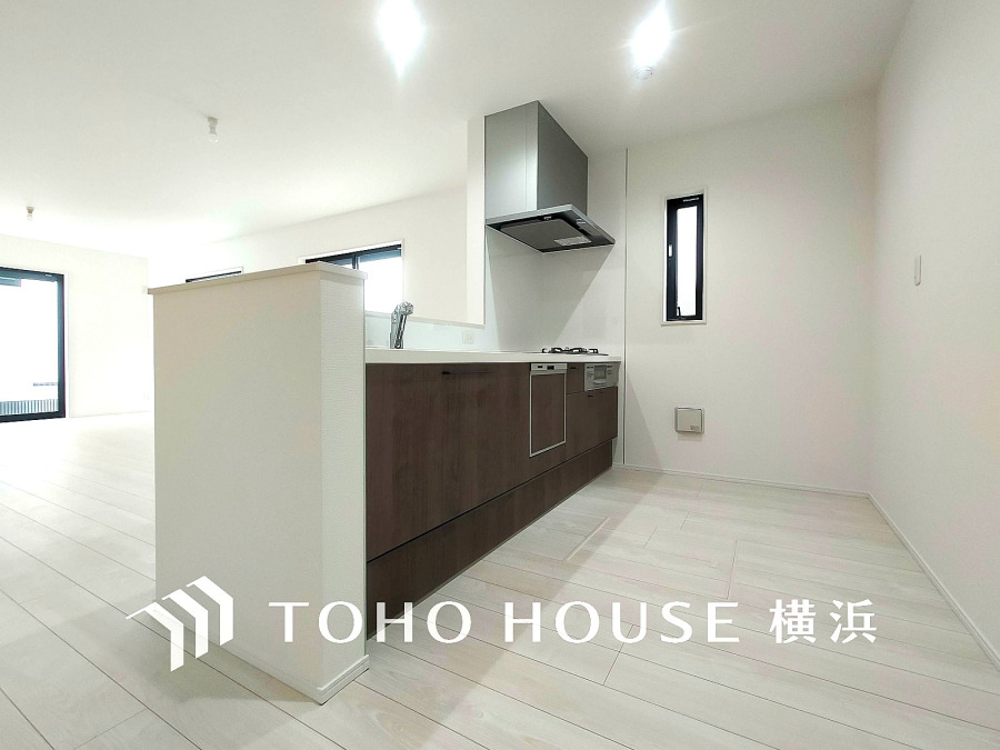 開放的な対面キッチンは、リビングで寛ぐご家族と会話をしながらお料理が出来ます。