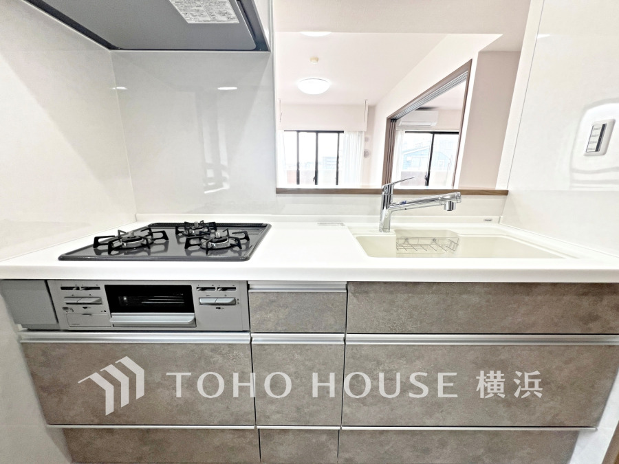 開放的な対面キッチンは、リビングで寛ぐご家族と会話をしながらお料理が出来ます。