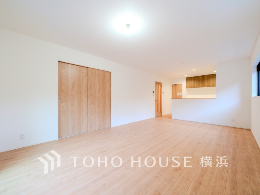 豊かな光が床材を照らしだすひと時、この場所には落ち着きと上質な空気感が流れます。ご家族やお友達との時間など、多くの時を刻む空間。何気なく過ぎる時でさえも上質なひと時となる快適な空間を目指して。