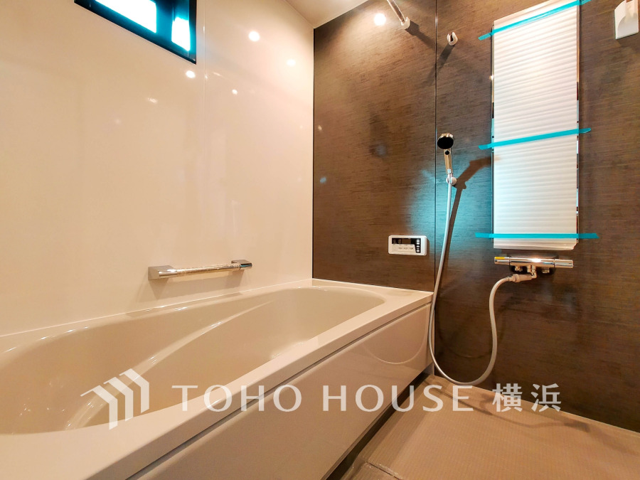 心地よいリラックスを叶える清潔感溢れる美しい空間。快適で機能的なバスルームです。
