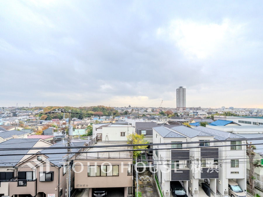 高台の5階フロアから望む広がる街並みと豊かな自然。開放感あふれる眺望が日々の暮らしに安らぎをもたらします。