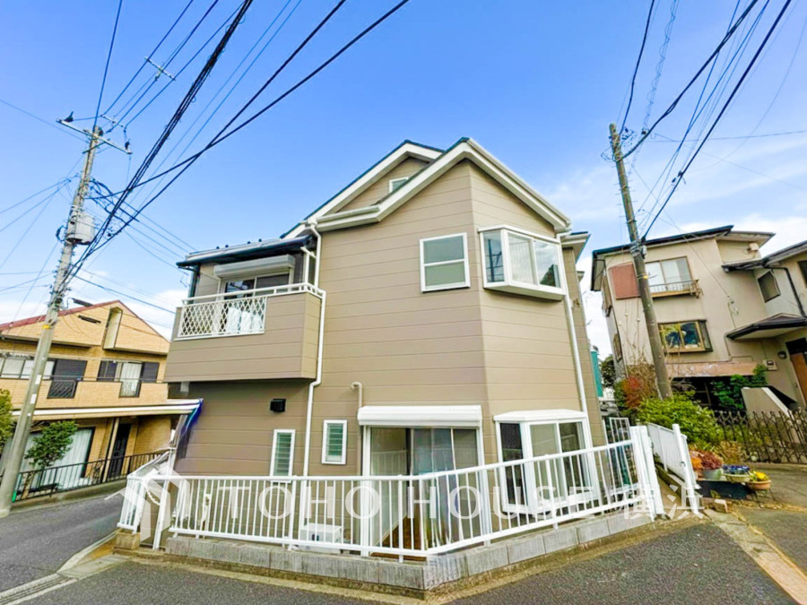 時代の流れに惑わされないシックなカラートーンで街並みに溶け込む外観は、主張し過ぎず、また平凡になり過ぎず絶妙なコントラストで輝きを放ちます。