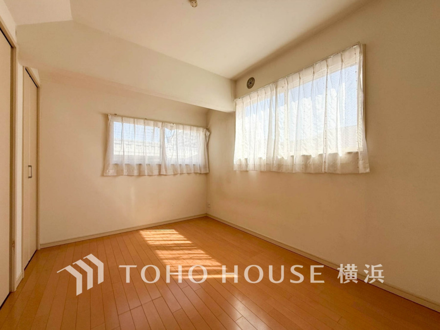 2面採光で明るく風通しの良い洋室。シンプルな内装で多様なインテリアに対応可能です。