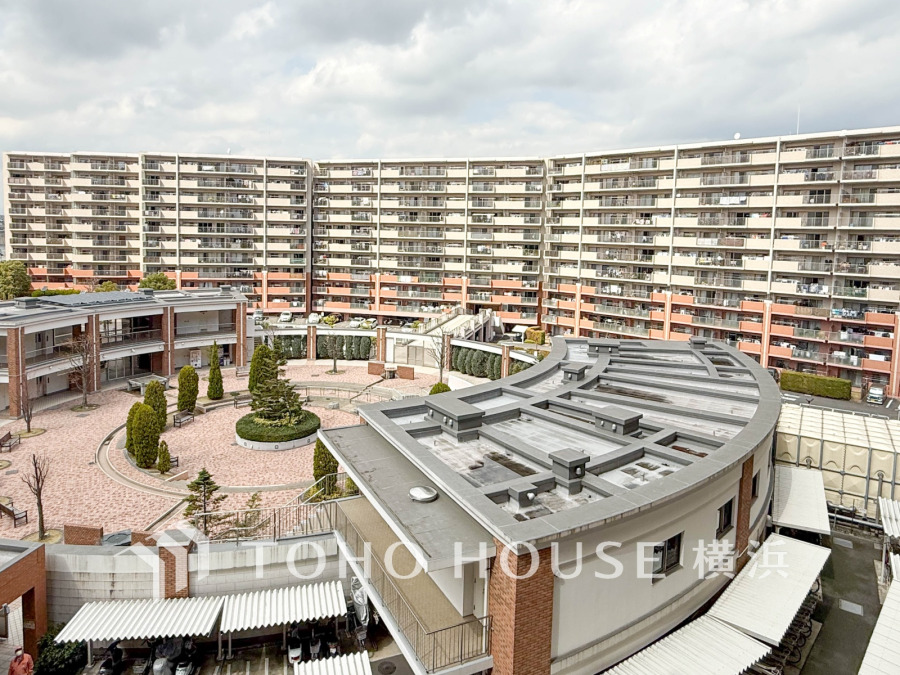 緑豊かな中庭を囲む大型マンション。充実の共用部分と開放感あふれる快適な住環境が魅力です。
