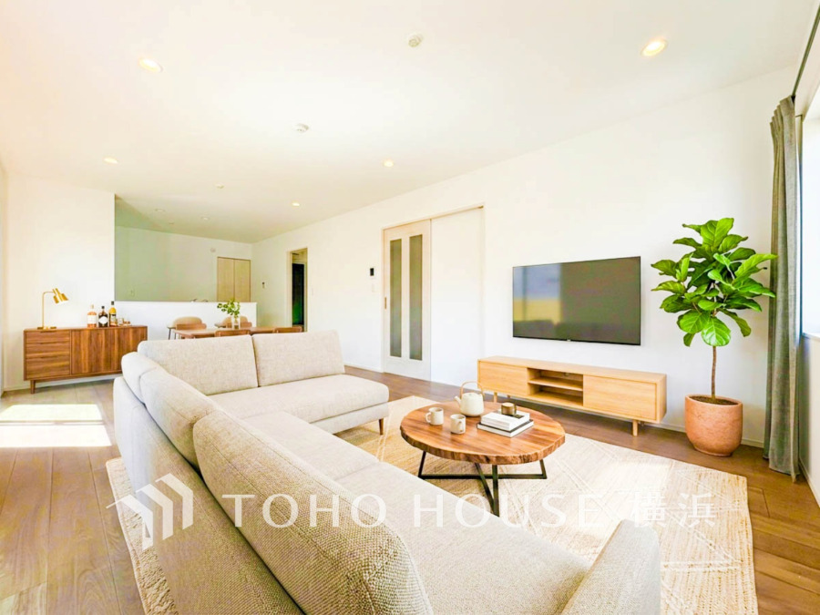 家族みんなが爽やかに健やかに過ごせるように、溢れる光をたっぷり取り込んだリビングダイニング。集いの場、憩いの場としての快適性を求めたやすらぎの空間です。（装飾品はAI加工です）