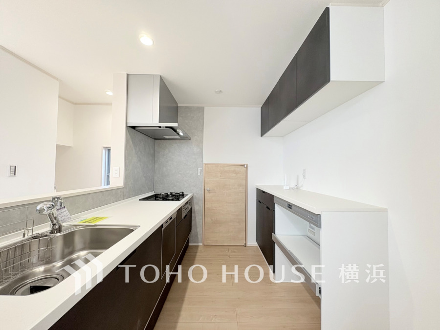 清潔感あふれるシンプルモダンなキッチン。収納豊富で使いやすく、家事効率を高める設計です。