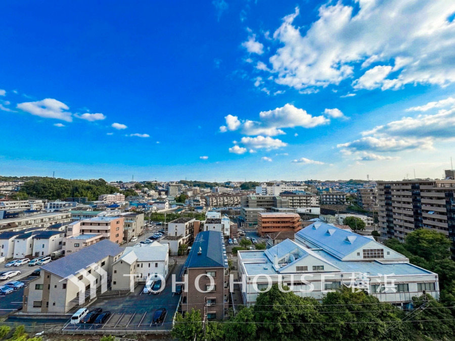 都市機能と豊かな自然の隣接する眺めに癒される。輝く陽光に安らぎを感じ、星降る夜空を見上げてロマンティックな夜景に酔いしれる。ここから始まる家族の物語は、かけがえの無いストーリーを奏でる。