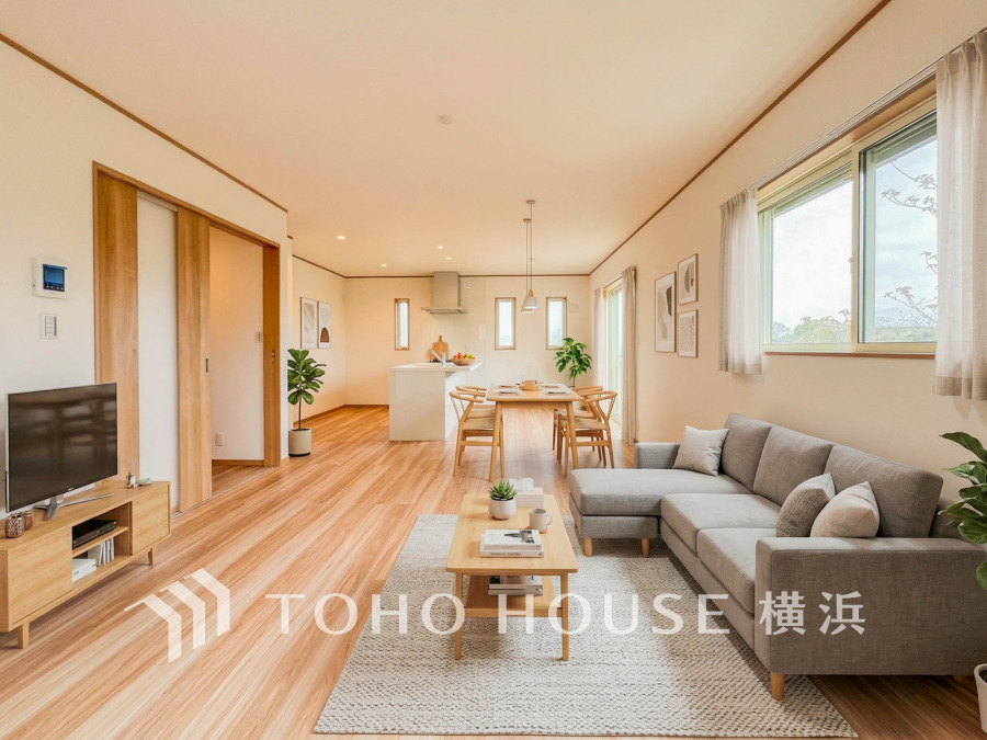 大切な家族やお客様と刻む時を、より上質に。何気ない日常さえも特別に変える、心地よい空間を目指して。※生成AIによるイメージです。家具・小物は販売価格に含まれません。