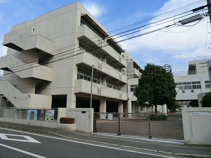 横浜市立市場小学校まで　約450m
