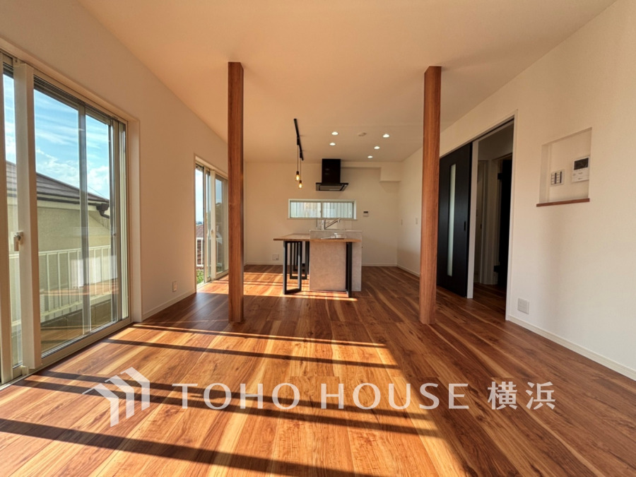 開放的な広さと３面採光がもたらす、光溢れ豊かな居住空間はこの住まいのクオリティを感じさせてくれます。豊かな時間が流れるこの場所に暮す喜び