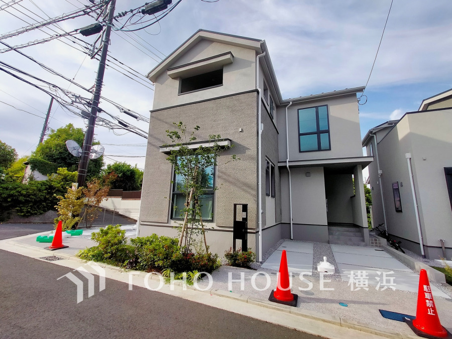 植栽の位置や開放的なエクステリアも含めて美しくトータルにデザインされています。時間のゆとりと空間、爽やかな陽光がもたらす光と風を贅沢なまでに感じる暮らしが始まります。