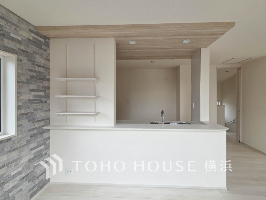 ご家族みんなで調理ができる位のスペースを実現したキッチン空間となっております。みんなで作った料理を召し上がりながらの会話は、どのような物になるのでしょうか。