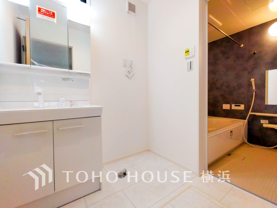 清潔感あふれる洗面所と、落ち着いた雰囲気のバスルームが隣接した快適な水回り空間です。