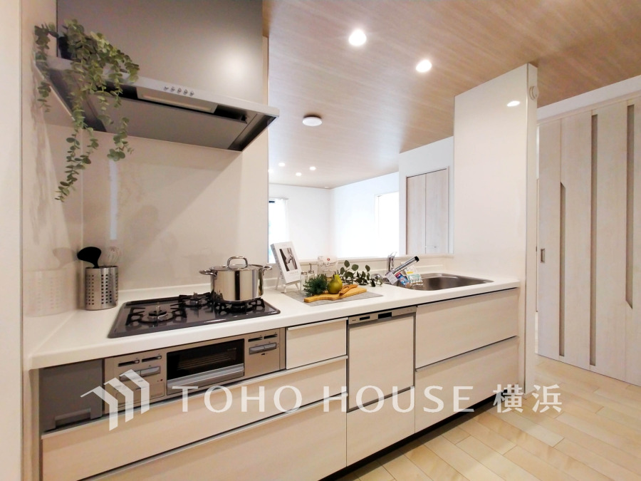 スタイリッシュな対面キッチンを採用。リビングにいるご家族との会話を楽しみながらお料理ができます。
