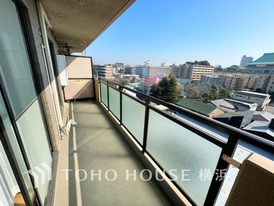 たっぷりの陽光が差し込む南東向きのバルコニー。周辺には陽射しを遮る高い建物がなく、太陽の恵みを存分に享受できます。爽やかな風と暖かな陽射しが紡ぐハーモニーが日々の暮らしのBGMに。