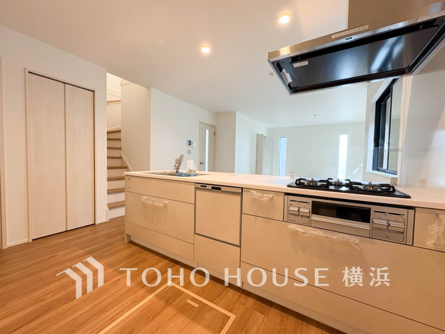 広く取られた対面キッチンは、リビングで寛ぐご家族と会話をしながらお料理が出来ます。高級感のあるカラーで空間をより上質な雰囲気にした、清潔感のあるデザインです。