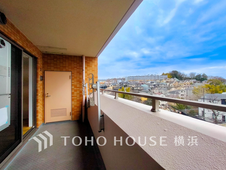 気持ちのいい空が見渡せるバルコニー。爽やかな風を感じて、心躍る素敵な暮らしがはじまります。
