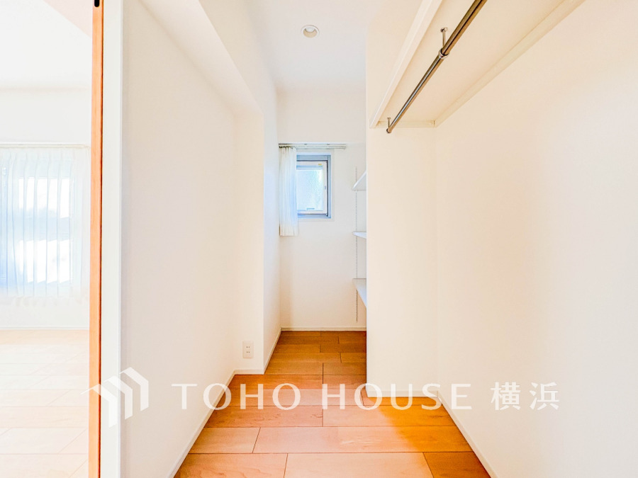 明るく清潔感のあるウォークインクローゼット。収納棚とハンガーパイプで整理整頓も簡単です。