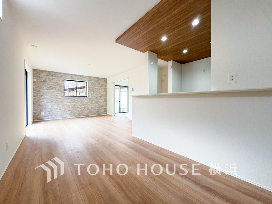 光と風が溢れる開放的なリビングダイニングには自然と家族みんなが集まってきます。明るく穏やかな空気の中で飲んだり、食べたり、笑ったり。