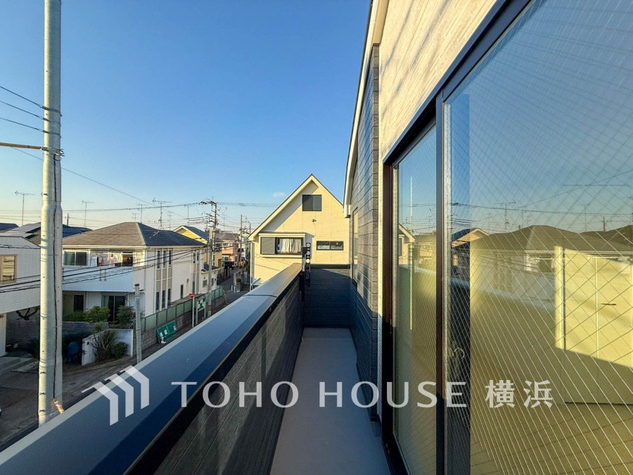 バルコニーは２箇所あり、室内に快適な光と風を取り込みます。
