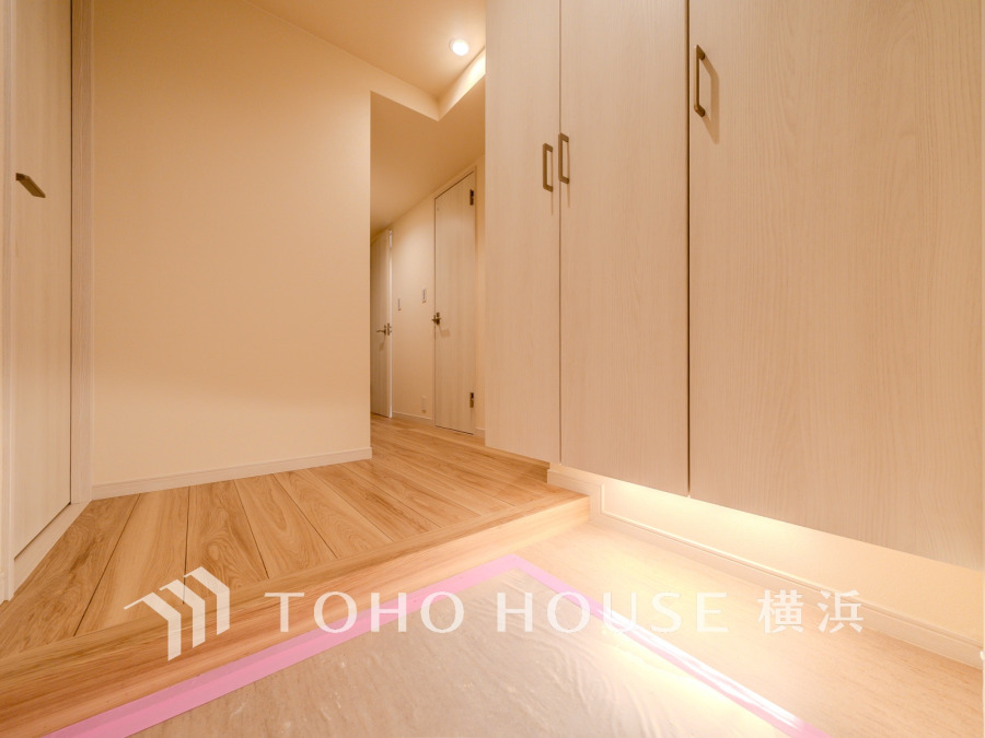 上質感漂う玄関と廊下。居住者の帰り、訪れる方を優しく迎える・安らぎに満ちた生活空間を予感させる。健やかな暮らしを楽しめることでしょう。