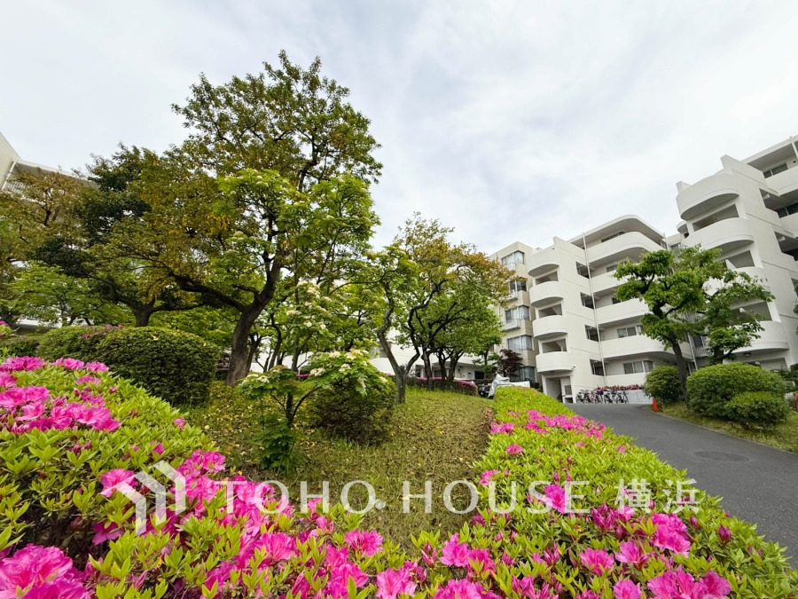 穏やかな風と陽光を導き、プライバシーに配慮された設計プランを採用し、居住性を一段と心地よいものにしています。周辺環境とのコラボレーションにより明るく開放的な空間を演出。