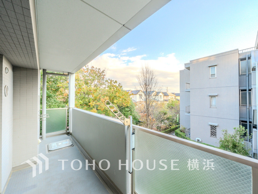 緑が望める開放的なバルコニー。ゆったりとしたスペースで快適な寛ぎの時間を提供します。