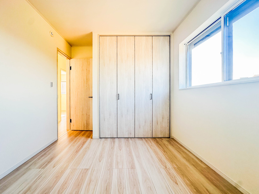 1日の疲れを癒し、心地よく寛げるようゆったりとした広さを確保しています。プライベートタイムをより優雅に穏やかに…。落ち着いた雰囲気を紡ぎます。