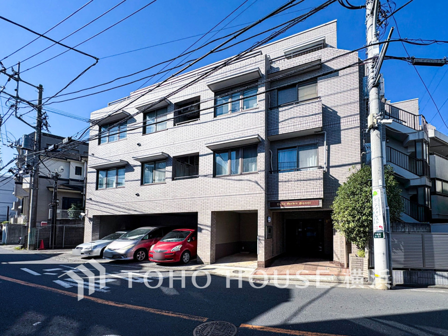 日当たり良好な4階建てマンション。駐車場完備で利便性の高い静かな住宅街に位置しています。