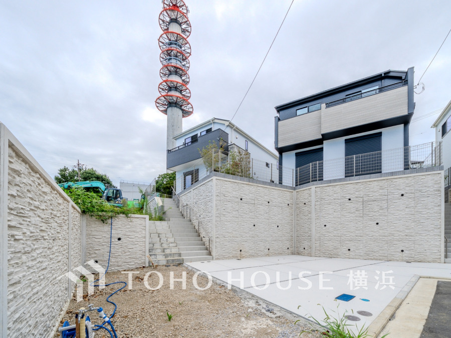風を感じ青い空から太陽の恵みを感じる温もり溢れる佇まい。住む人を映し出す洗練された佇まいは、いつまでも輝き続けながらいつしか街の風景に溶け込んでいきます。