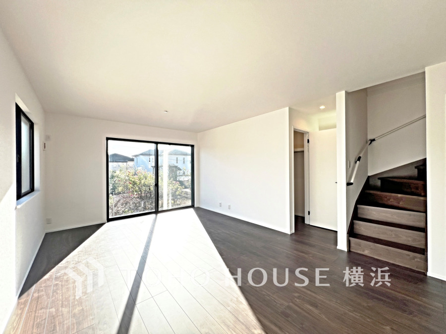 ここにはみんなが集い、食事と楽しい会話が始まる。話に夢中になりすぎて、ついつい時を忘れてしまう。そんな束の間の幸せを感じさせてくれる場所。