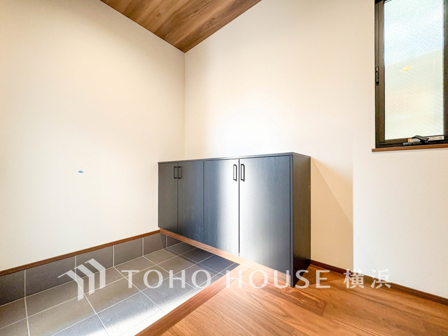 上質感のあるモダンなエントランス。ゆとりを感じさせる明るい空間です。
