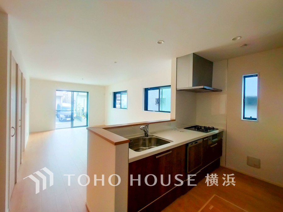 スタイリッシュな対面キッチンを採用。リビングが見渡せるので、お子様を安心して遊ばせながら家事ができ、リビング学習をするお子様にも声がかけやすい自然な距離感。 