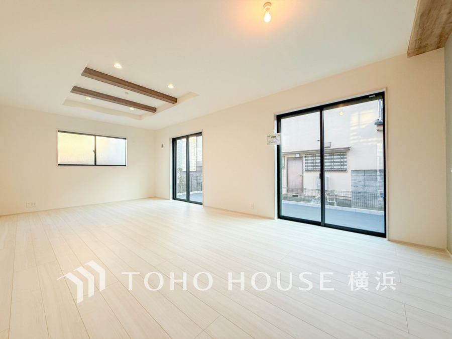 家族の集うLDKは広々20帖！広く取られた窓からたっぷりと光が入る明るい空間です。
