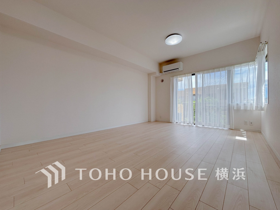 和やかで洗練された空間の演出。寛ぎとコミュニケーションを育む居心地のよい場所。やわらかな陽射しが降り注ぎ、室内に開放感と爽快感をもたらします。