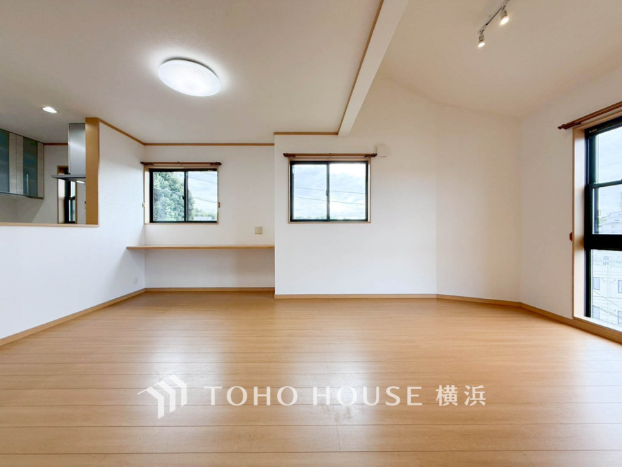 穏やかな時間の流れを楽しみ、寛ぎと笑顔が溢れるリビング。会話を楽しみ、ご家族の何気ない日常にいつもあたたかな幸せの花を添えます。