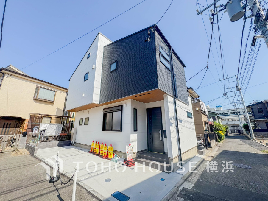 堂々たる趣ながら、主張し過ぎずどこか余裕を感じさせるシャープなフォルムで佇む邸宅は、晴天の空と照らし合わせる事で、本来あるべき完成形の姿を見せてくれます。